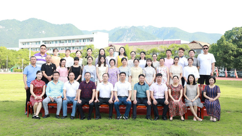2020届高三教师合影.jpg
