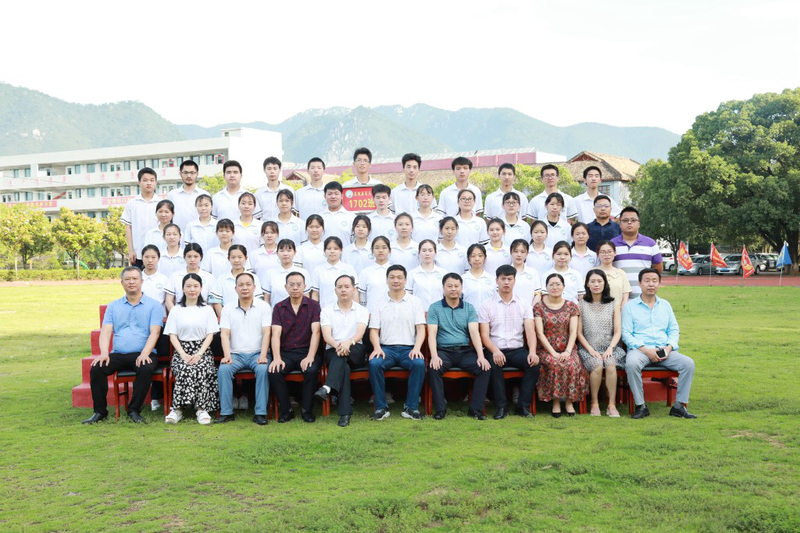 1702班毕业留影.jpg