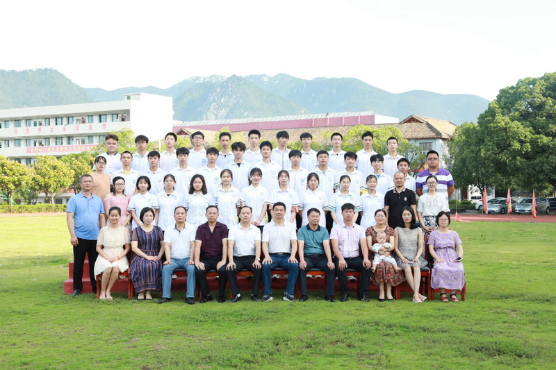 1703班毕业留影.jpg