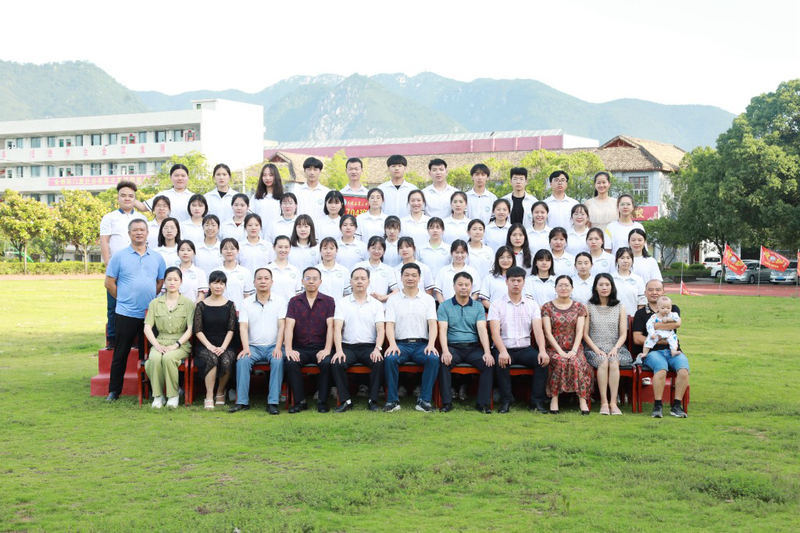 1704班毕业留影.jpg