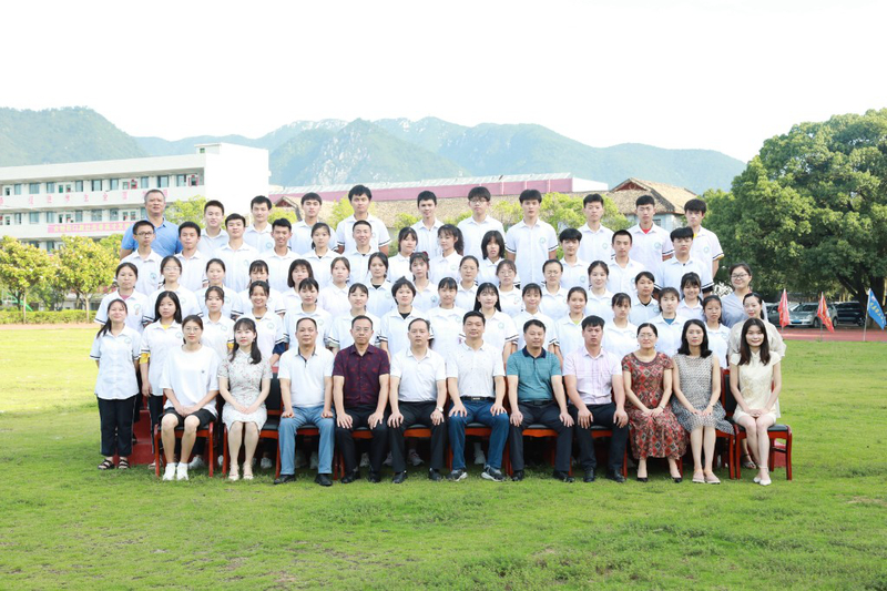 1706班毕业留影.jpg